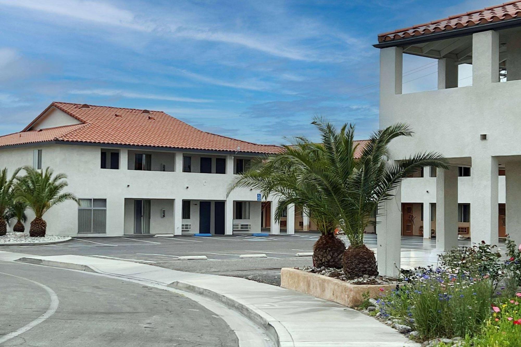 Days Inn By Wyndham Ridgecrest Near China Lake Naval Station Экстерьер фото